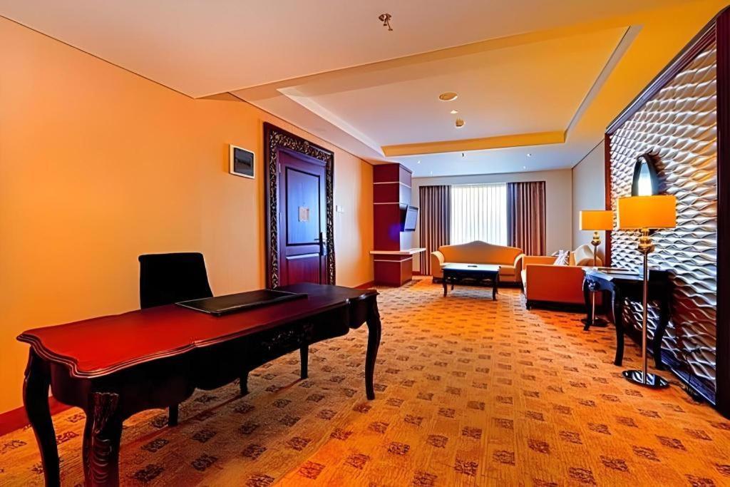 Grand Qin Hotel Banjarbaru Zewnętrze zdjęcie